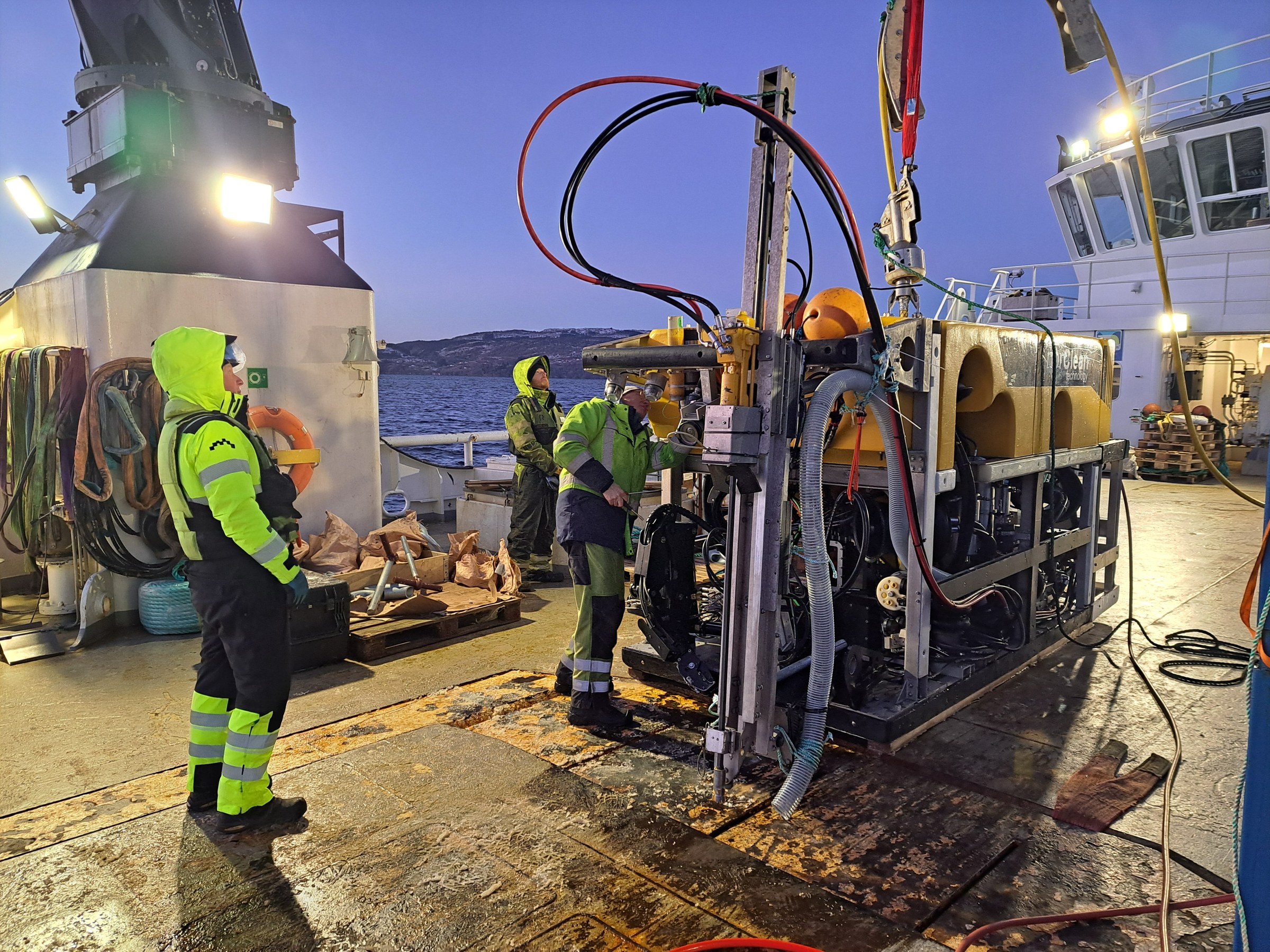 NorClean-mannskap klargjør ROV-utstyr på dekk