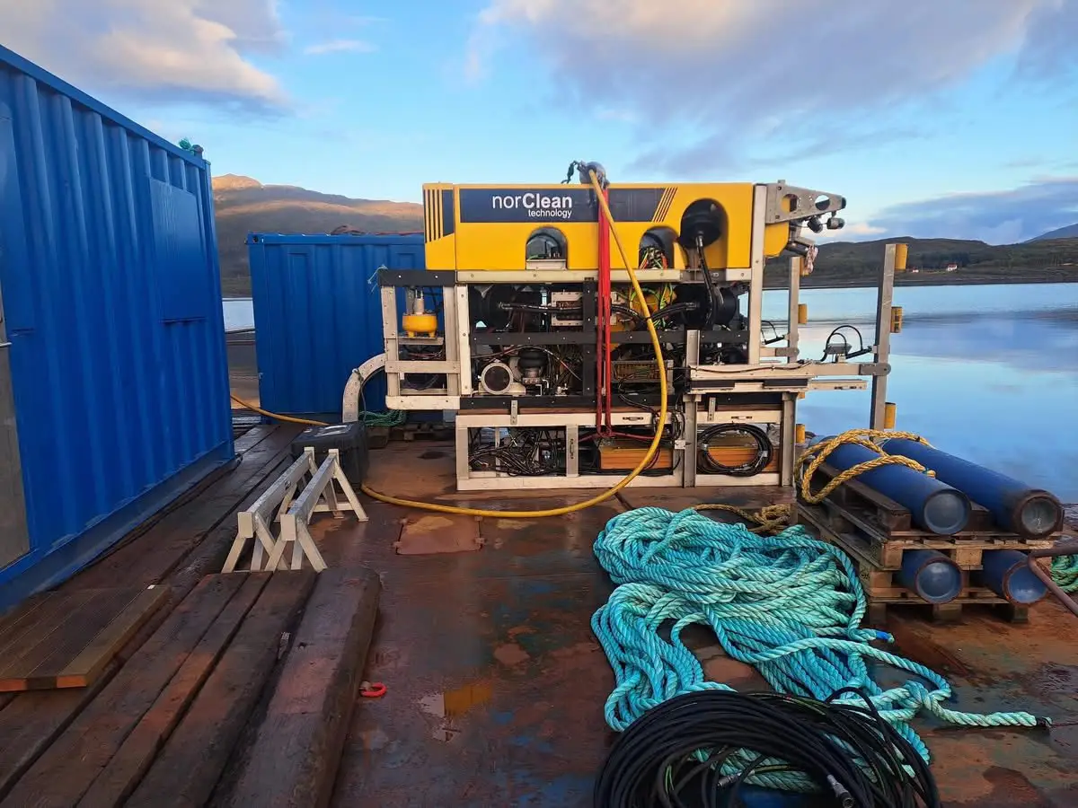 Mannskap i verneutstyr på dekk under ROV-operasjon