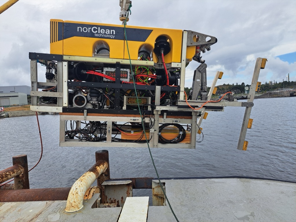 NorClean work-class ROV løftes ut over sjøen fra kai
